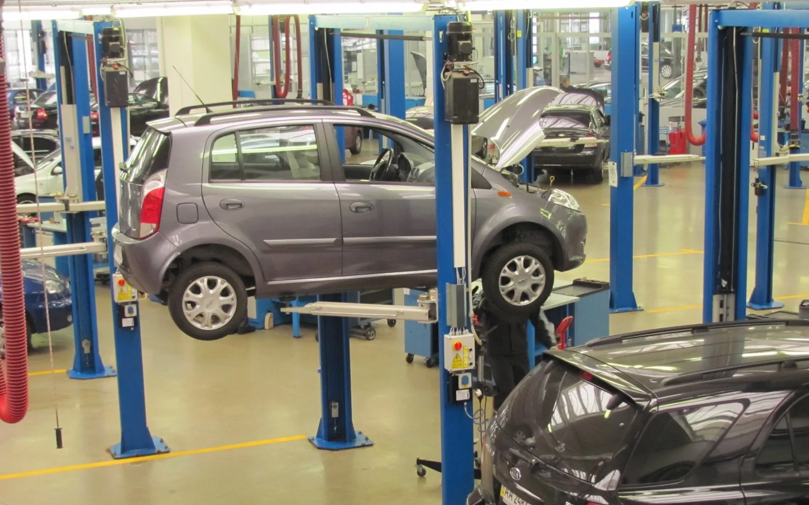 Two-post hydraulic vehicle lift